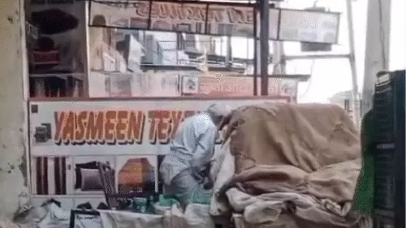 गर्मियों के मौसम में ये शैतान बर्फ के साथ लोगों को बेच रहा था अपना मूत्र